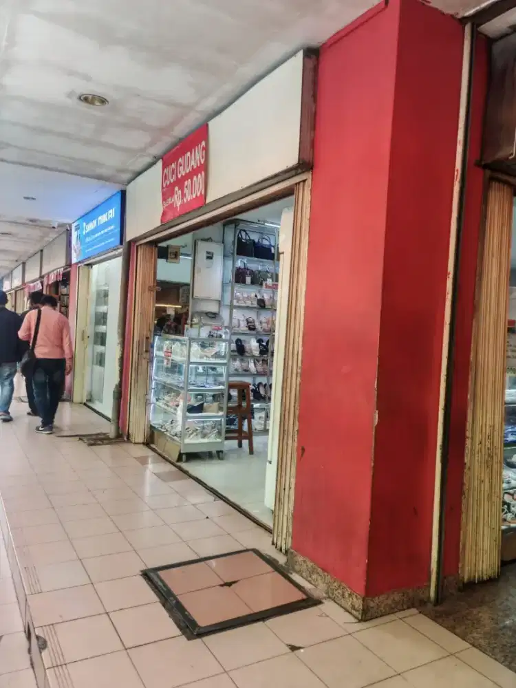 Karyawan toko jualan live dan offline