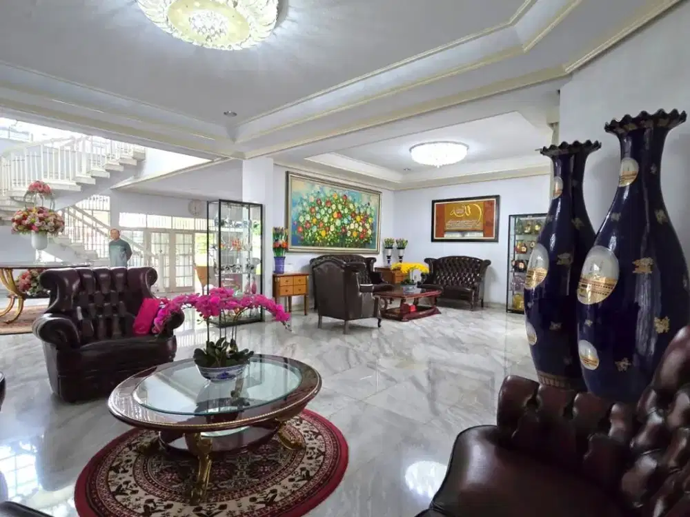 Dijual Rumah High Ceiling, Kokoh dan Luas dengan Material dan Desain Mewah, 500 Meter ke International School Al-Jabr Jl Bango