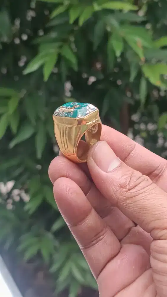 Cincin Virus serat emas