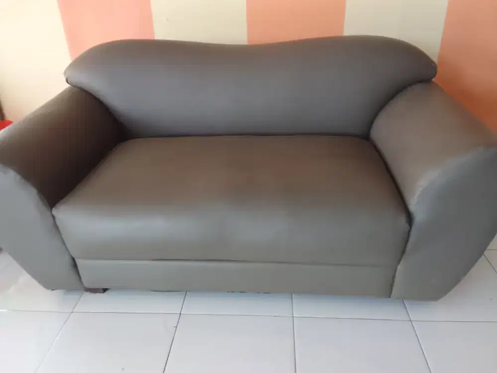 Sofa 2ddkan kulit warna abu2