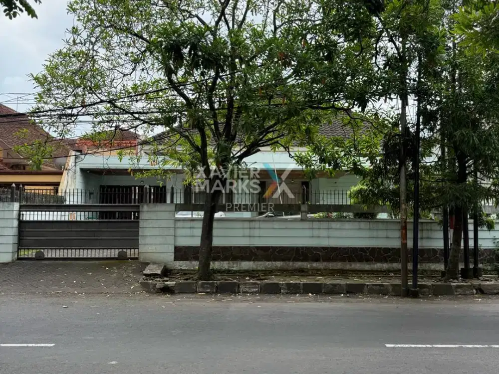 Dijual Rumah Premium Tengah Kota Dg Parkiran Luas Siap Huni Cocok untuk Rumah Tinggal atau Usaha Selangkah ke Idjen Boulevard di Jalan Gunung-gunung
