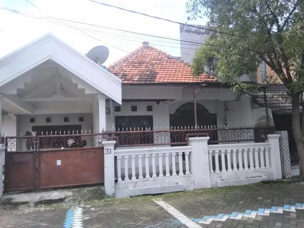 Disewakan rumah perum rewin plus pekarangan bs utk workshop gudang