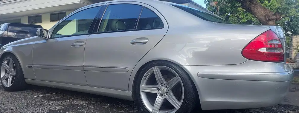 Mercedes-Benz E240 2005 Bensin