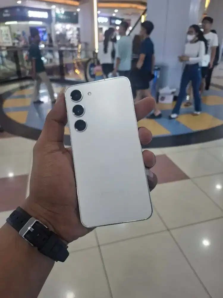 Galaxy S23 basic layar Garis sehelai