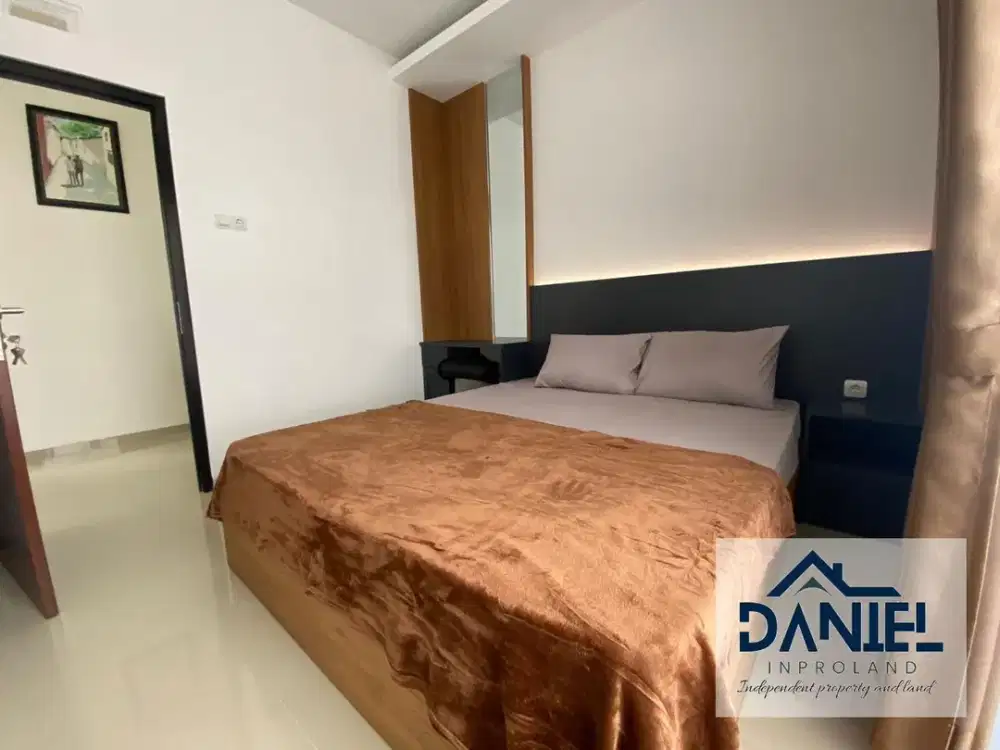 RUMAH VILLA 2,5 LANTAI KOTA BATU DEKAT JALAN RAYA DAN ALUN-ALUN KOTA BATU