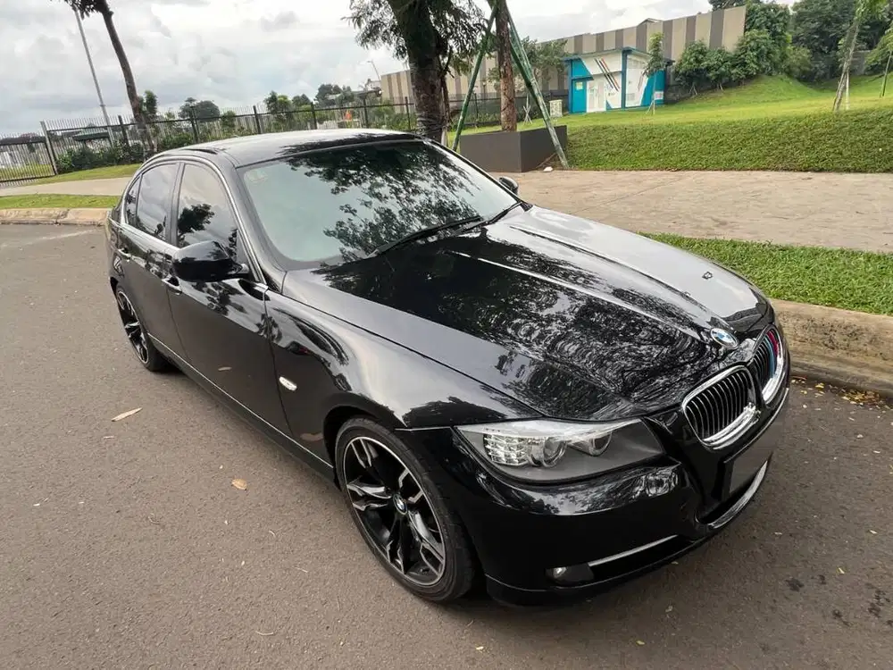 BMW 320i “Edition” LCI E90 N46 – 2011 (Black on Black)