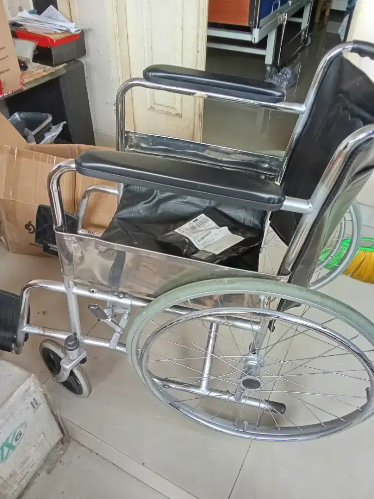 Tempat tidur medis dan kursi roda