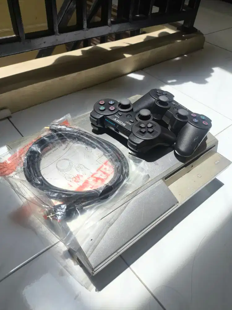 PlayStation 3 ( PS3 ) 300GB + 2 Stick ( full set )