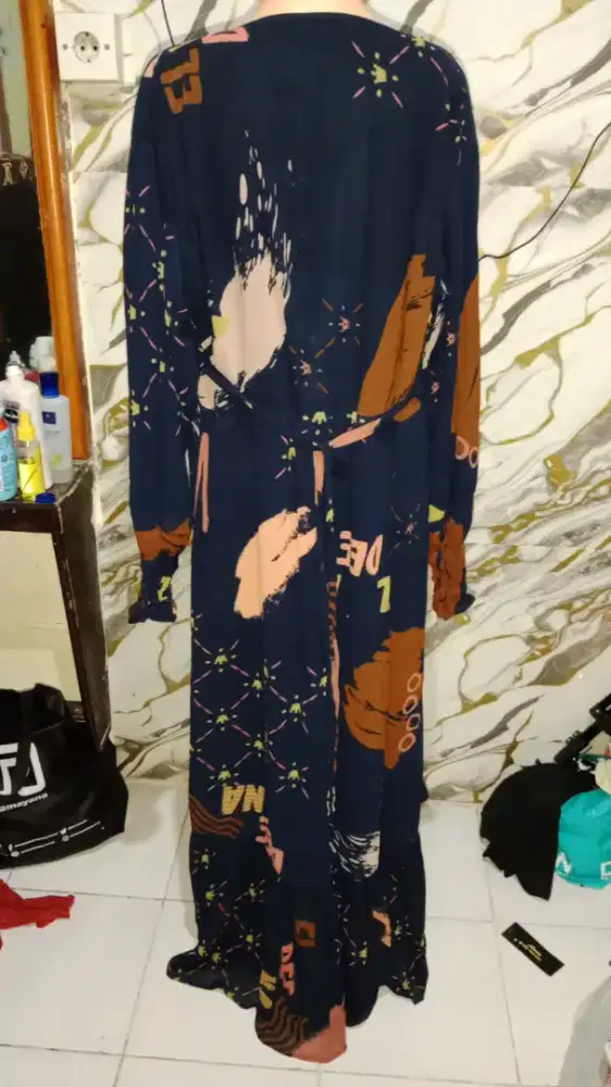 Judul: Gamis Santai Navy dengan Motif Abstrak Warna Warni – Desain