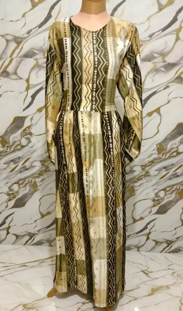 Judul: Gamis Motif Etnis Zigzag Kombinasi Warna Emas, Coklat,