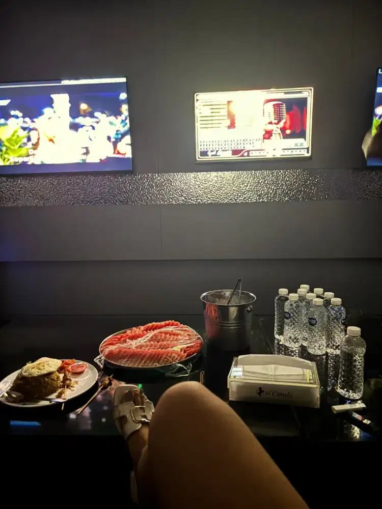 Pemandu lagu khusus laki laki