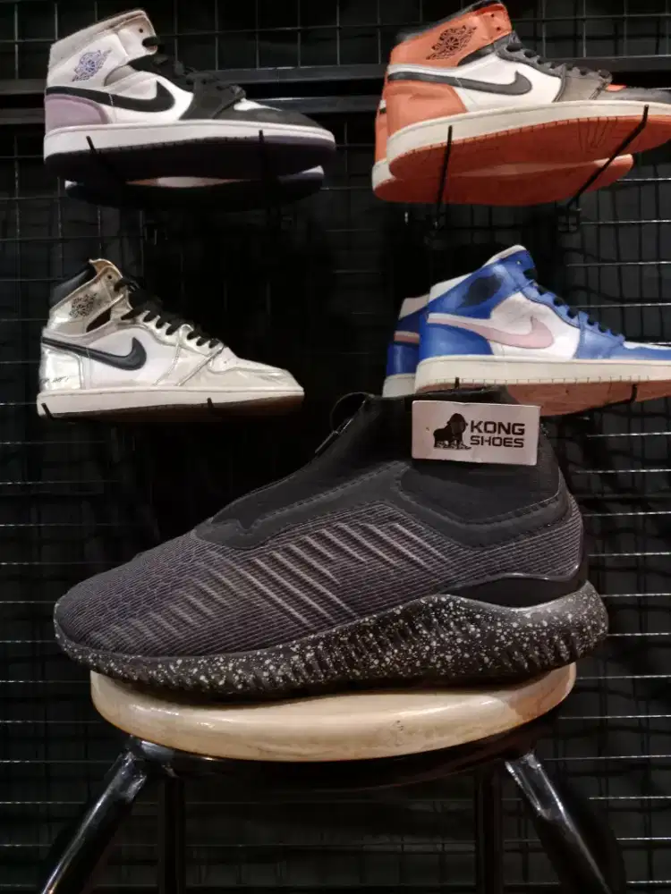 SEPATU ADI ALPHA BOUNCE MID ZIP BLACK