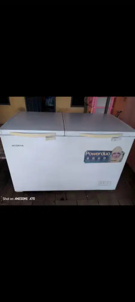 Dijual frezzer box 370 liter merk modena,siap pakai,no minus.