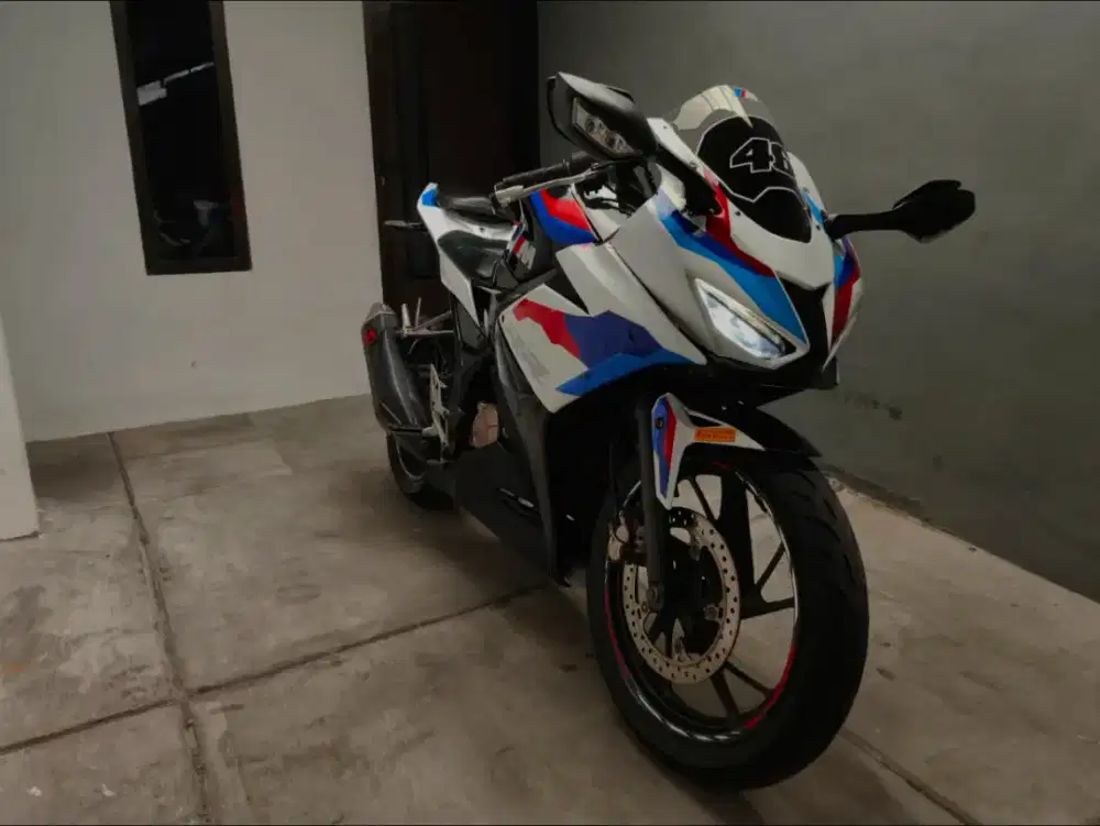 Jual  santai CBR 150R 2017 Modif bmw m1000rr / s1000rr