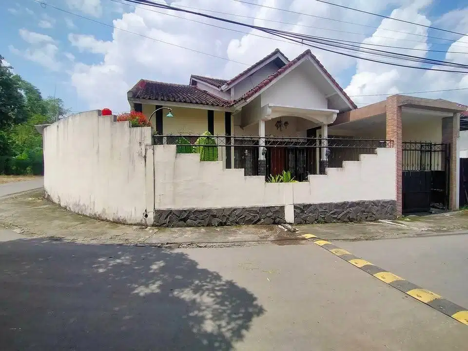 Rumah Siap Huni Garasi Luas di Jogja Dekat Kampus UII