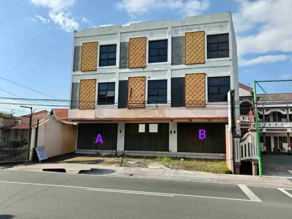 Ruko Bagus 3lt Strategis Tepi Jalan di Sondakan