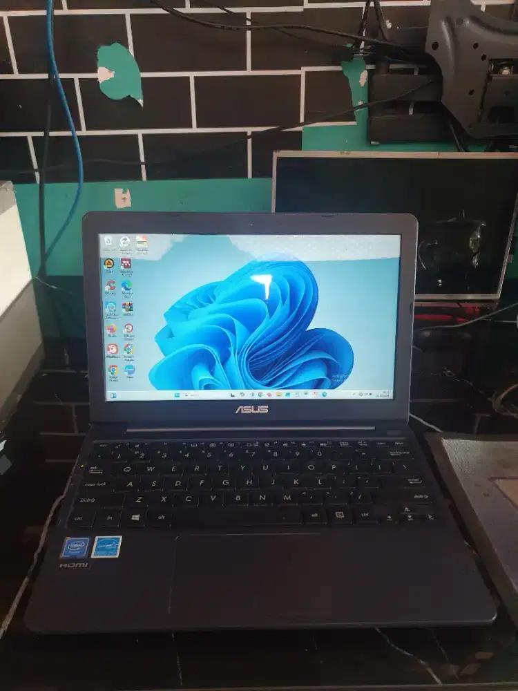 Asus E203MAH Mulus seperti baru
