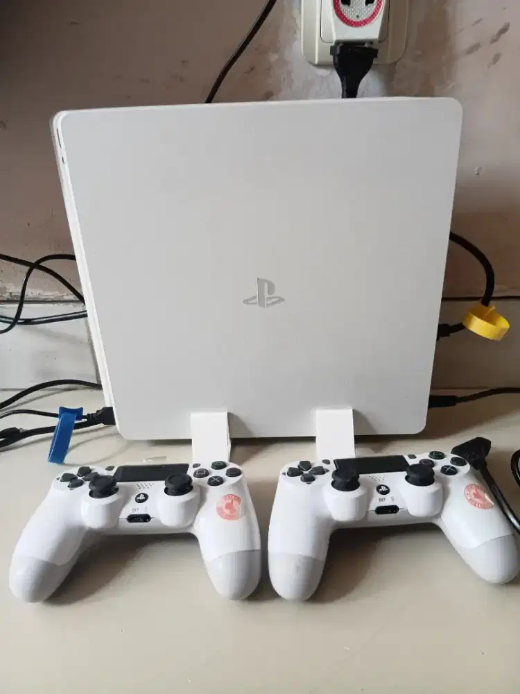 JUAL CEPAT PS4 SLIM HEN 1TB MULUS
