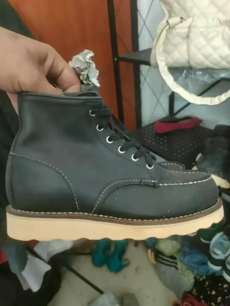 sepatu branded tinggi hitam