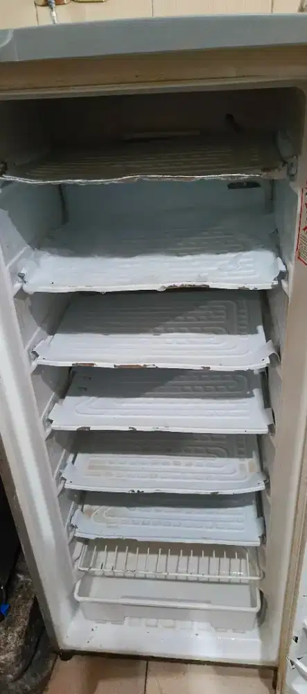 Freezer 6 rak merk aqua