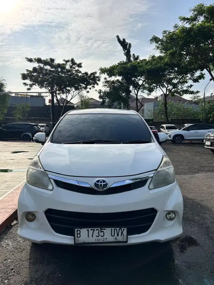 Toyota avanza veloz  1.5 AT putih 2013