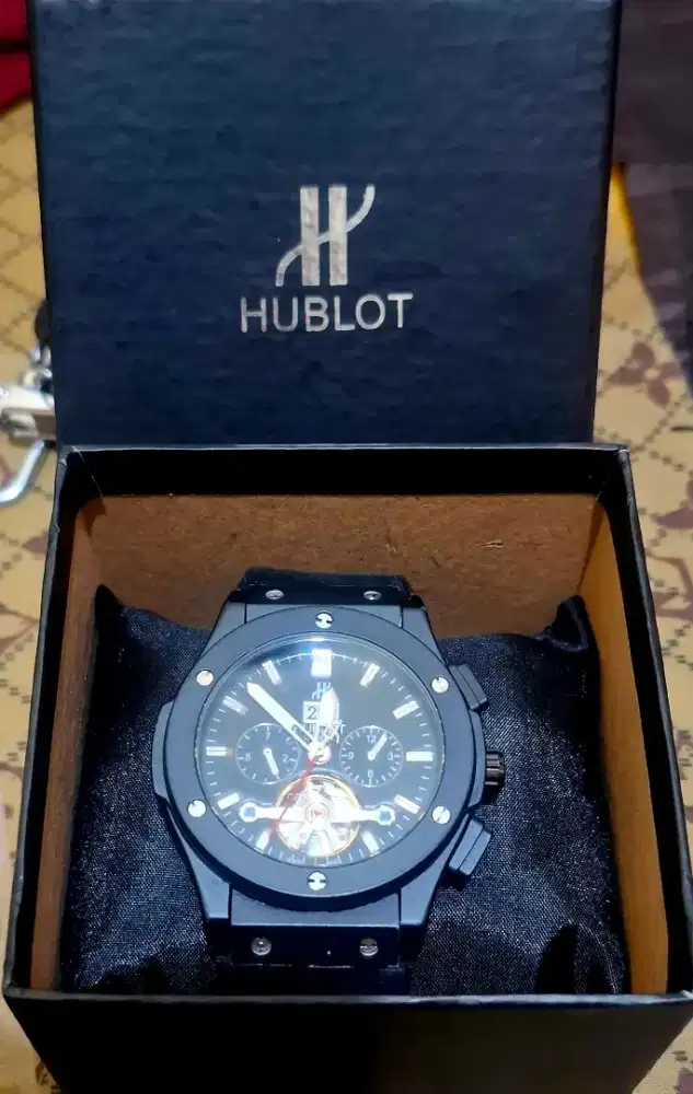 Jam tangan merk Hublot matic (otomatis) full black like new mulus