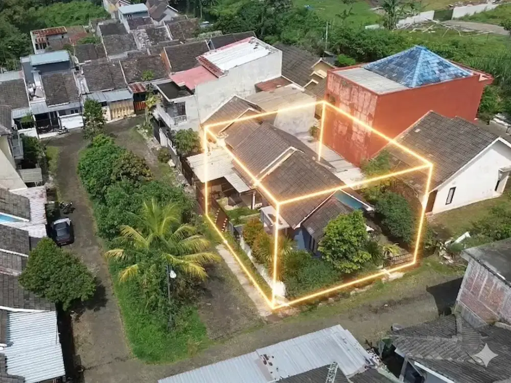 Jarang Ada! Rumah Pojok Hadap Jalan dan Taman Row 12 Meter