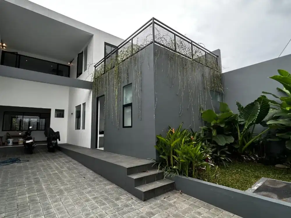 Rumah baru modern dengan balkon view pepohonan di dago pakar