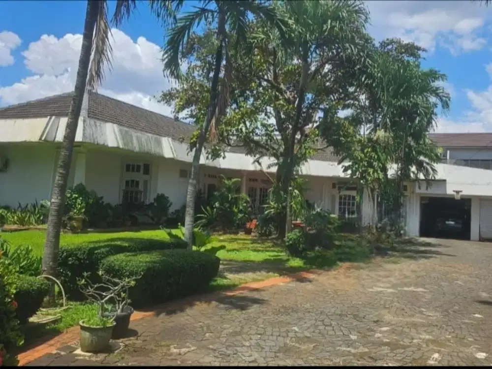 Rumah lama luas asri nyaman dan terawat