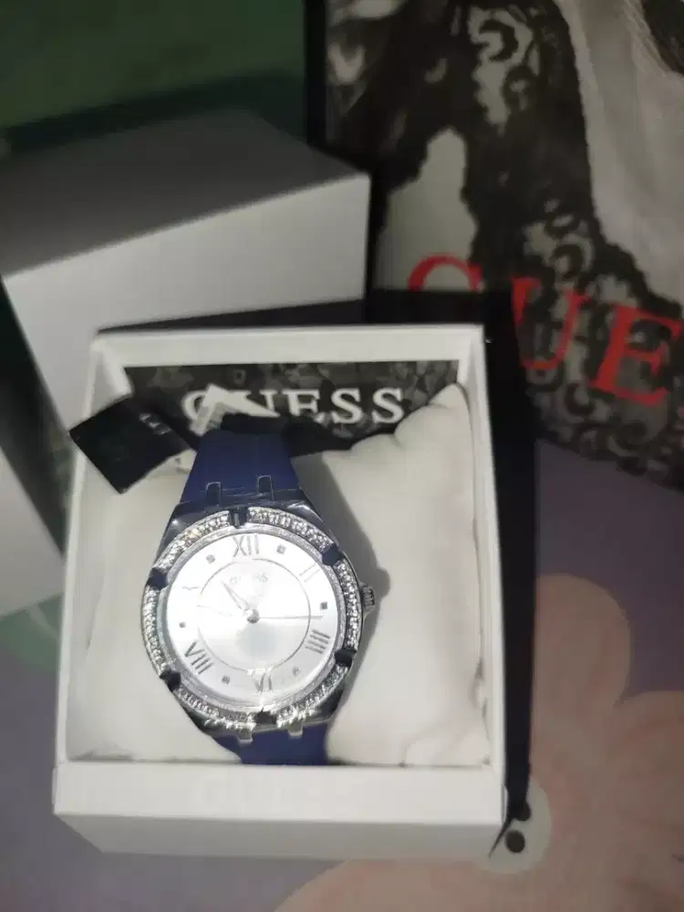 Jam tangan merek Guess