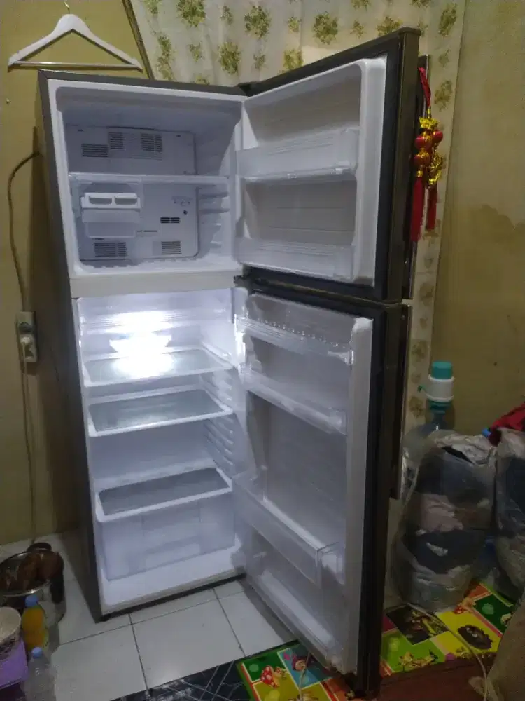 Dijual kulkas merk sharf 2 pintu baru 3 bulan pakai