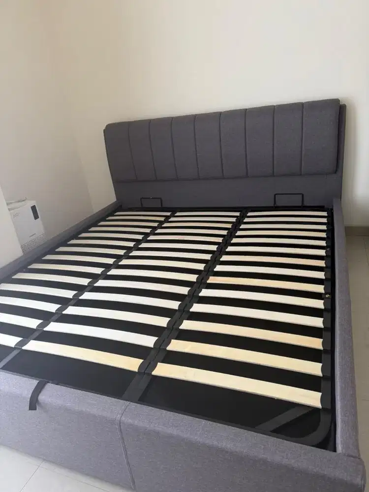 Louis Bed 180x200cm INFORMA warna grey