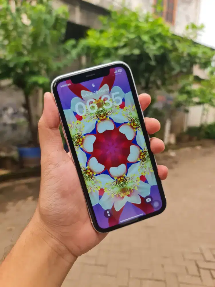 iPhone XR 64 GB warna putih