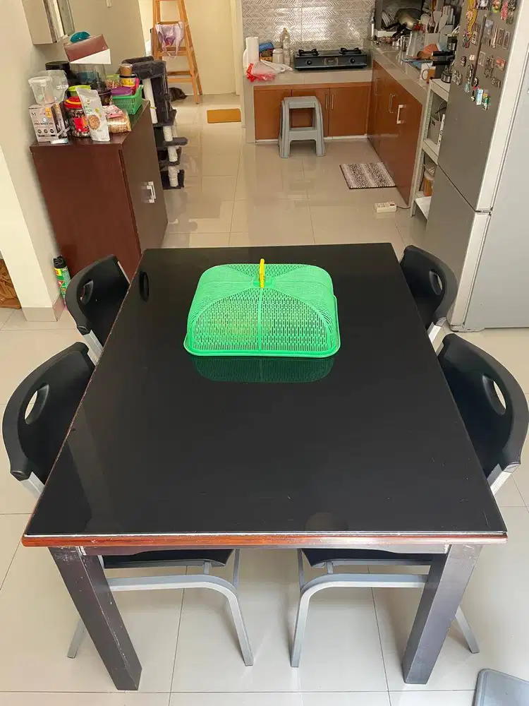 Meja makan + kursi seken, harga 2,5jt free ongkir Jadetabek