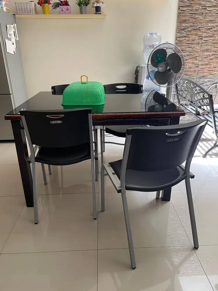 Meja makan + kursi seken, harga 2,5jt free ongkir Jadetabek