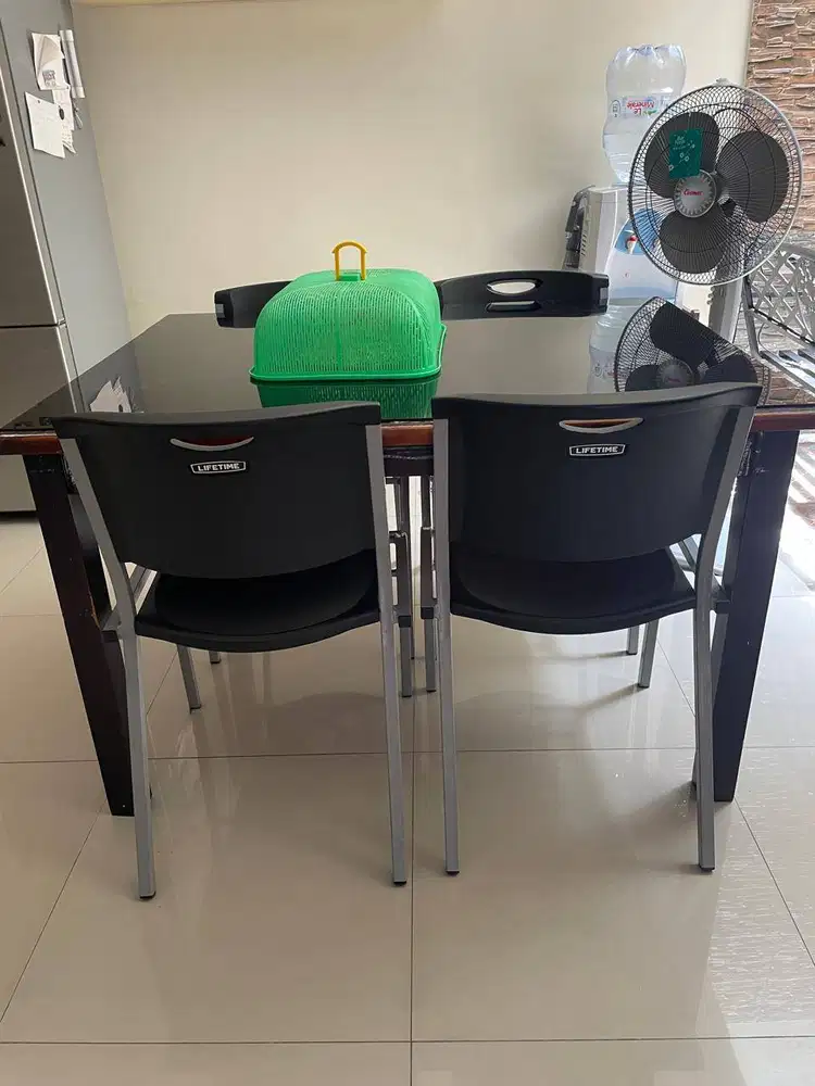 Meja makan + kursi seken, harga 2,5jt free ongkir Jabodetabek