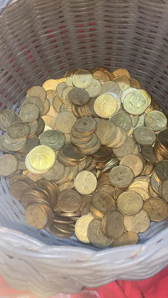 uang koin pecahan 100 karapan sapi dan 500 bunga melati