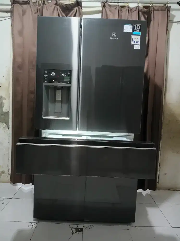 Dijual kulkas electrolux 4 pintu kondisi mulus