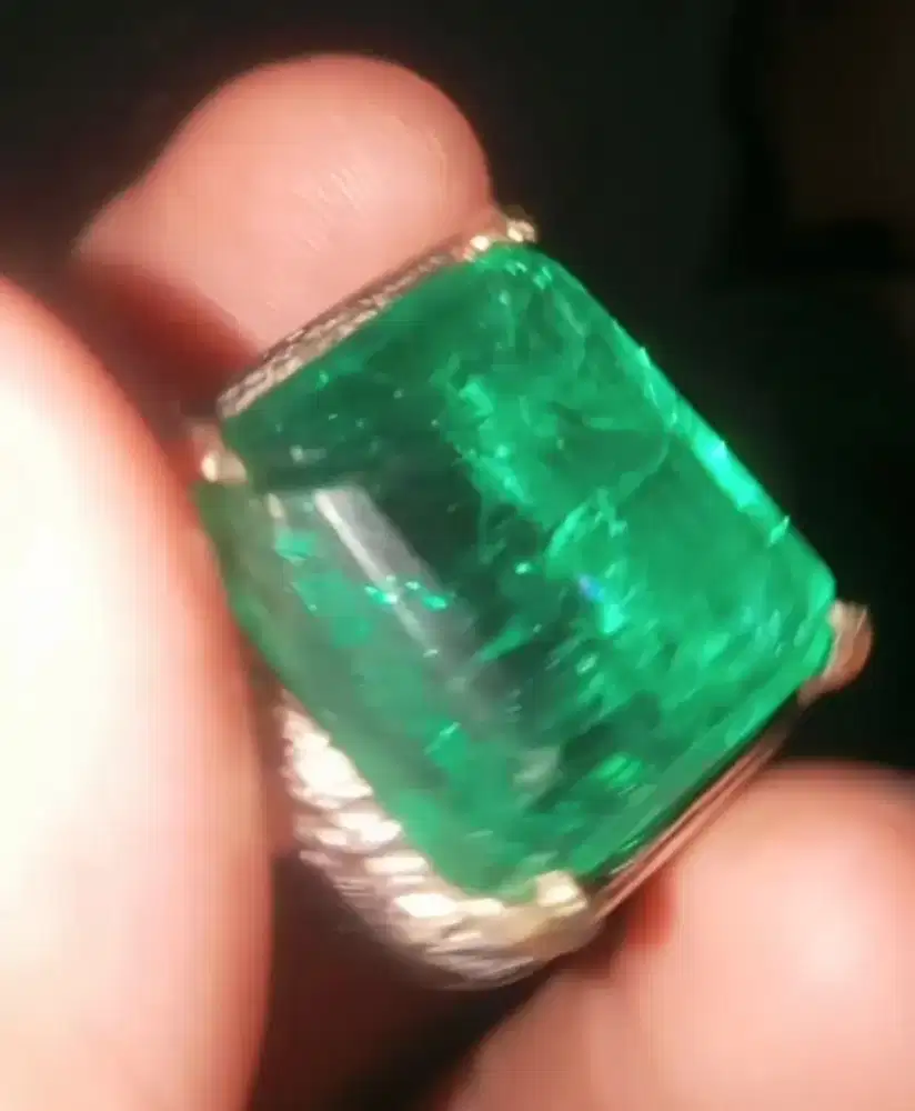 Batu zamrud jumbo natural