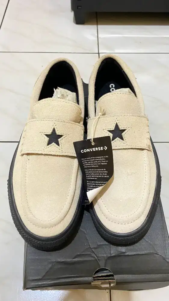 Di jual sepatu converse