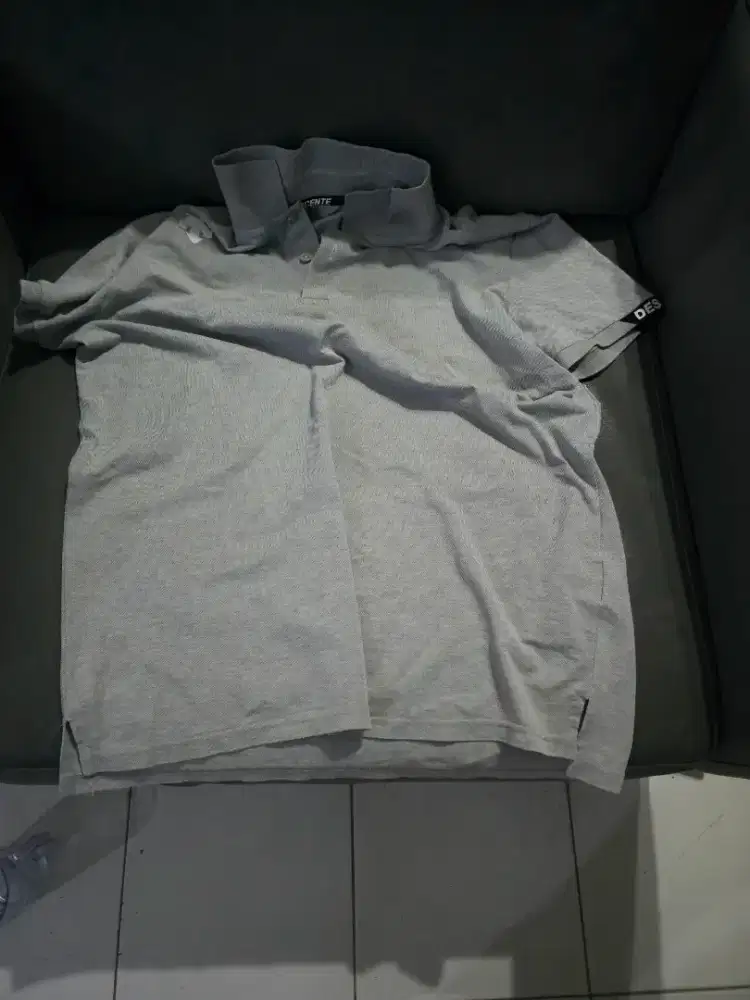 Kaus kerah keren dan sandal santai tapi mewah