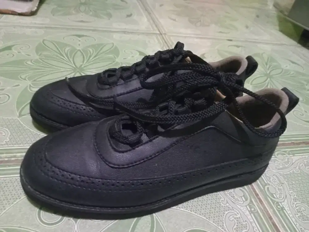 Sepatu pantofel pria