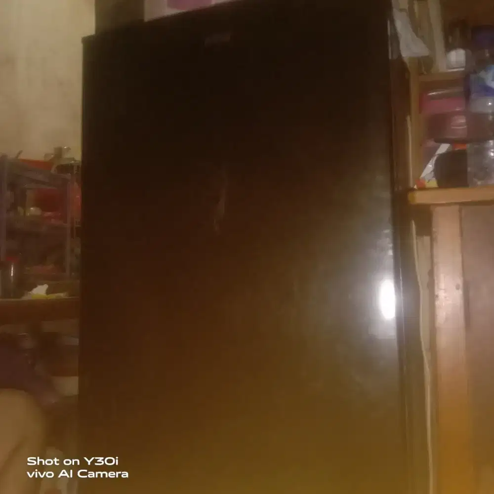 kulkas aqua warna hitam