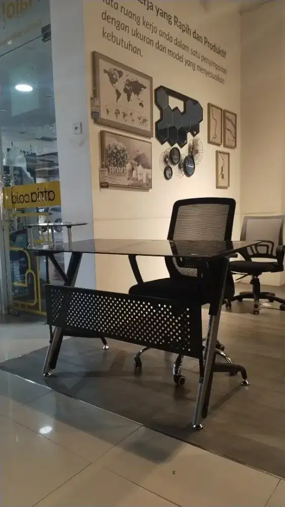 Meja kantor kaca
