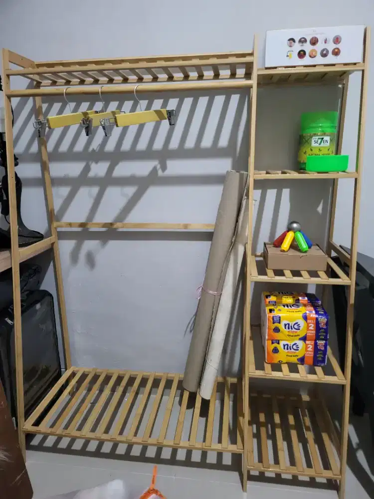 RAK BAJU KAYU ESTETIK