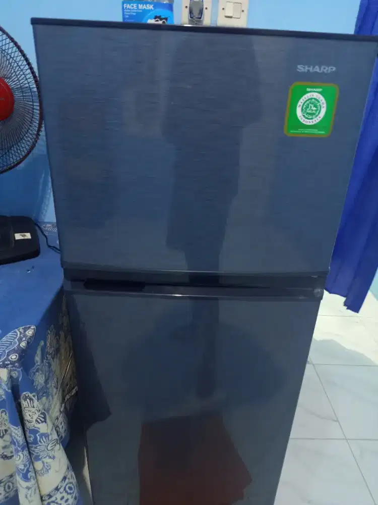 Jual kulkas merek sharp berlebel Halal.