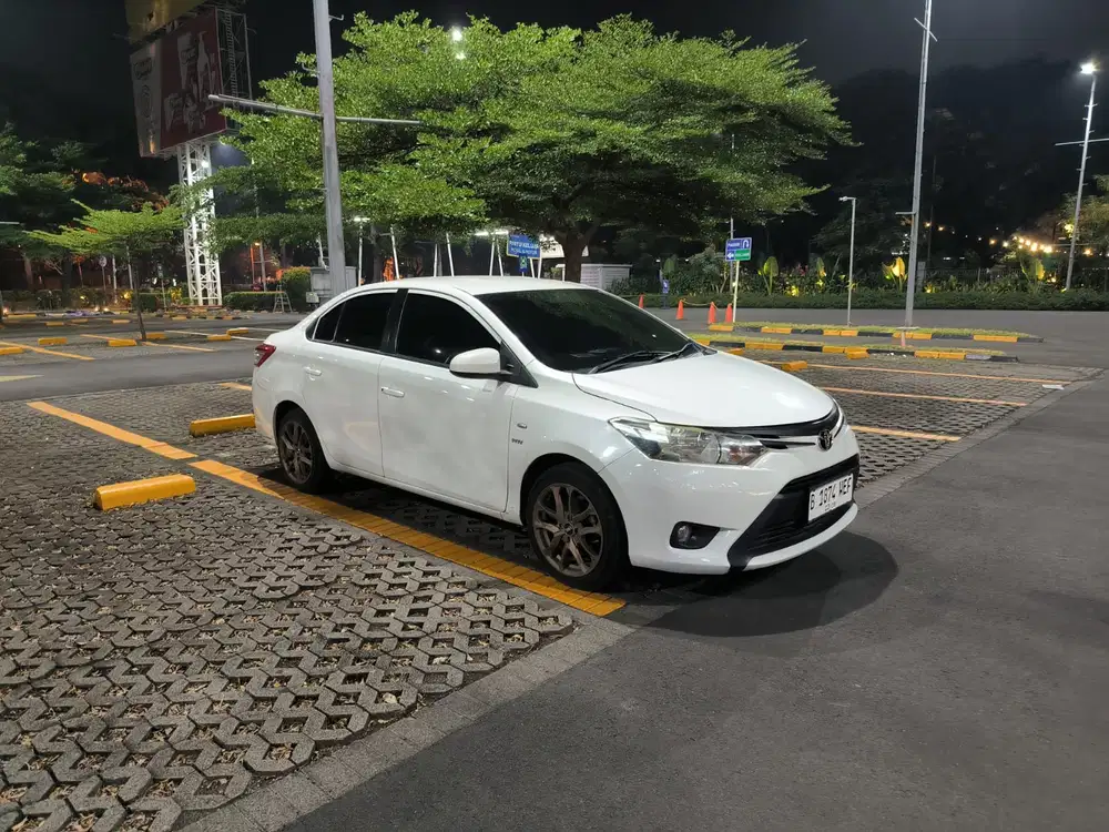 Toyota Limo 2015 Bensin Warna Putih Siap Jalan