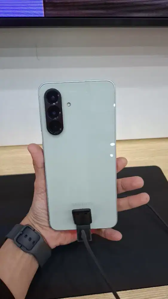 Samsung Galaxy A56. Tebus murah aksesoris