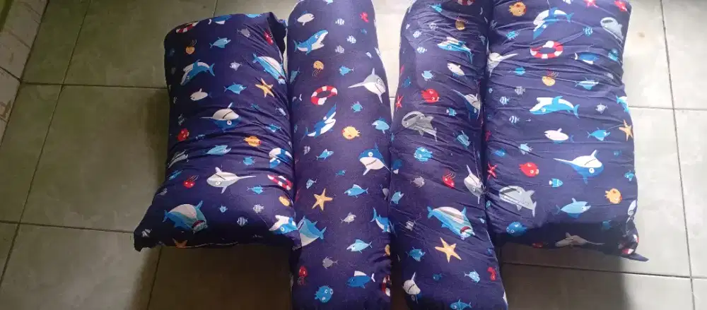 Di jual empat bantal bayi guling sama bantal