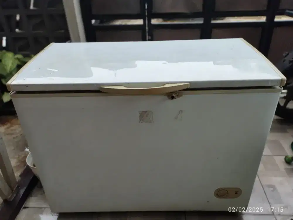 Freezer box 300 liter dingin, bekas frozen food.